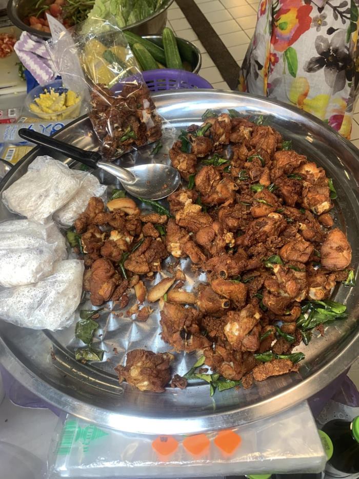 น้อย โพธิ์งาม ขายส้มตำ ในตลาด อ.ต.ก. 