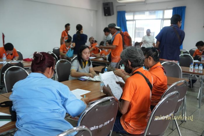 100 ชีวิตตกงานก่อนวันแรงงาน