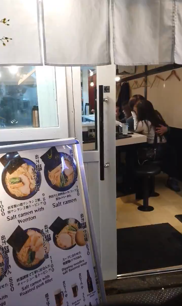 คู่รักพลอดรักดูดดื่ม