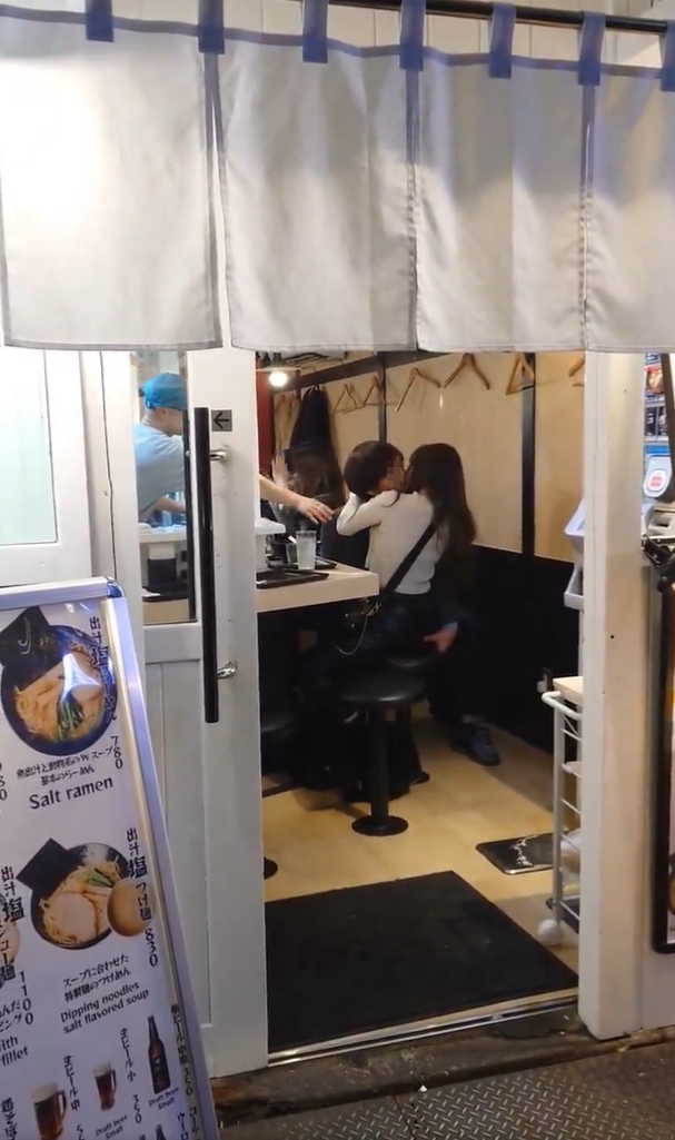 คู่รักพลอดรักดูดดื่ม