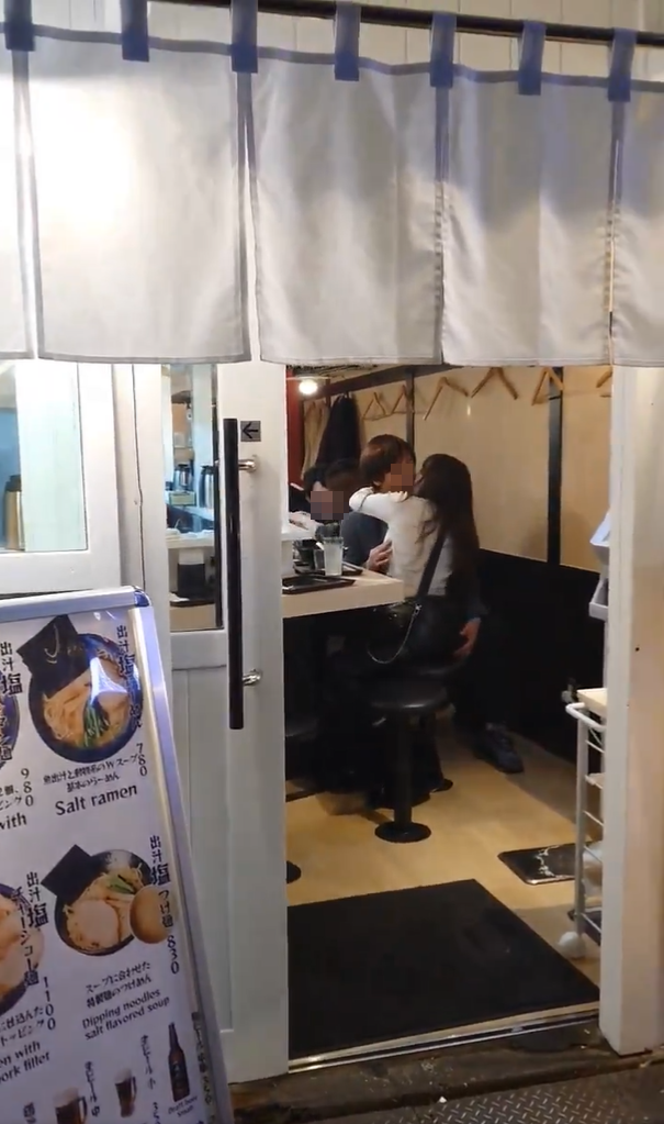 คู่รักพลอดรักดูดดื่ม