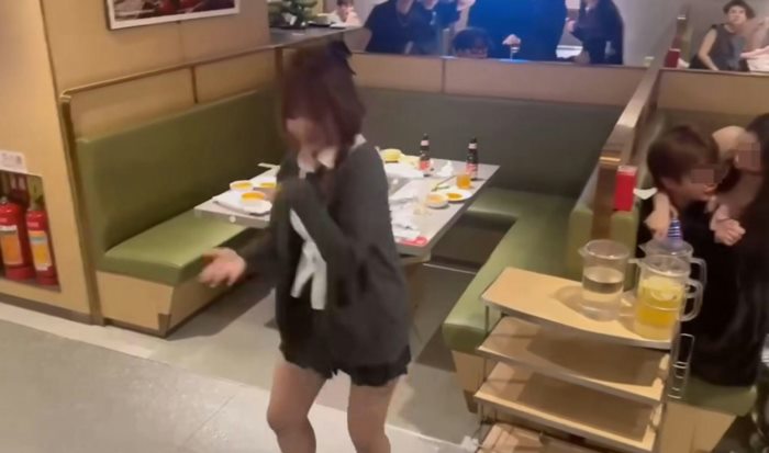 พนักงานหม้อไฟร้านดังเต้นโชว์  