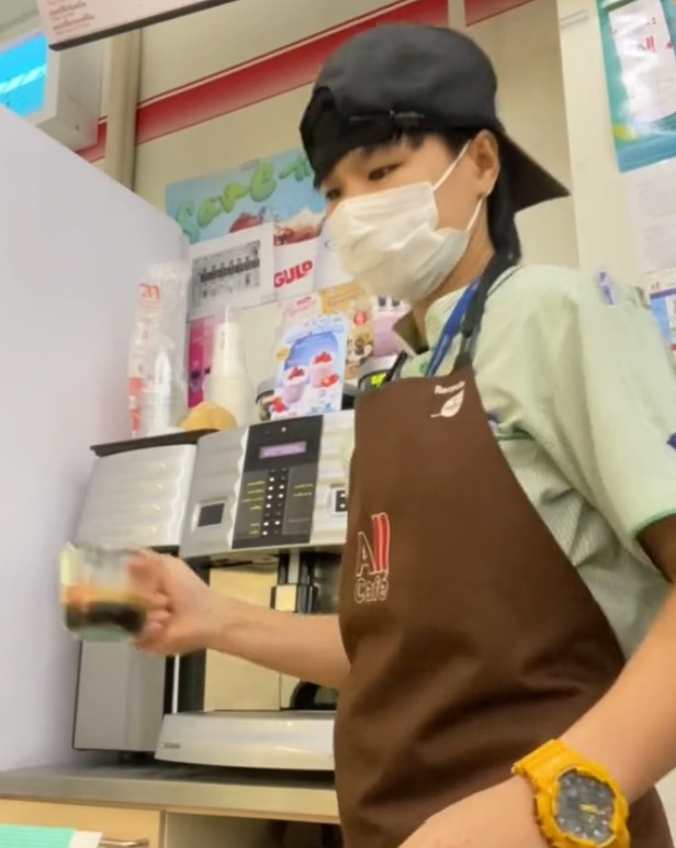 พนักงาน เซเว่น อีเลฟเว่น