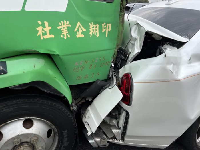 รถบรรทุก ชนท้ายเข้ากับ โรลส์-รอยซ์