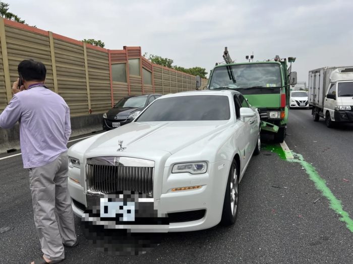 รถบรรทุก ชนท้ายเข้ากับ โรลส์-รอยซ์