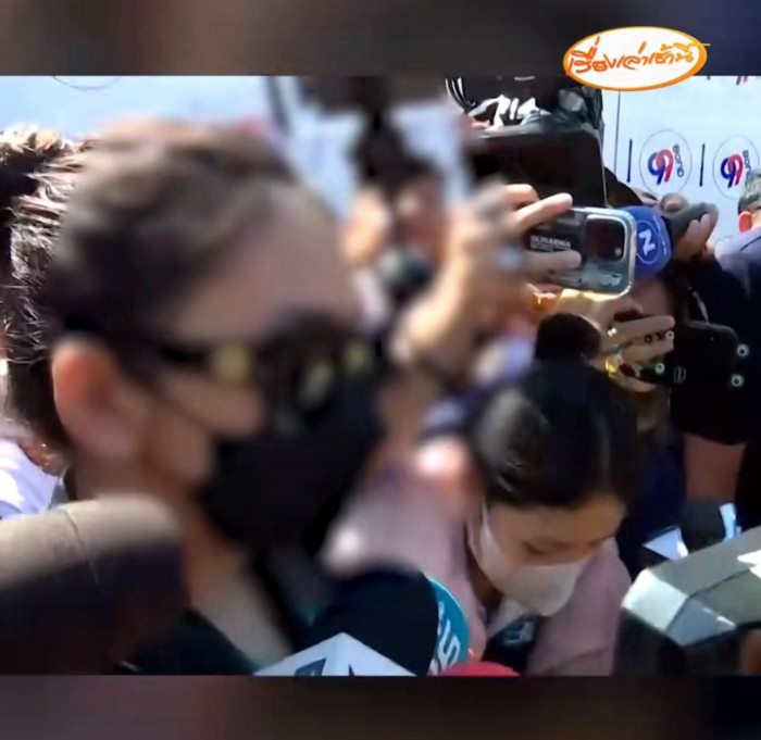 ยกมือไหว้ขอโทษ ก่อนไปศาล