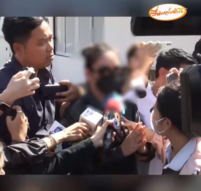 ยกมือไหว้ขอโทษ ก่อนไปศาล