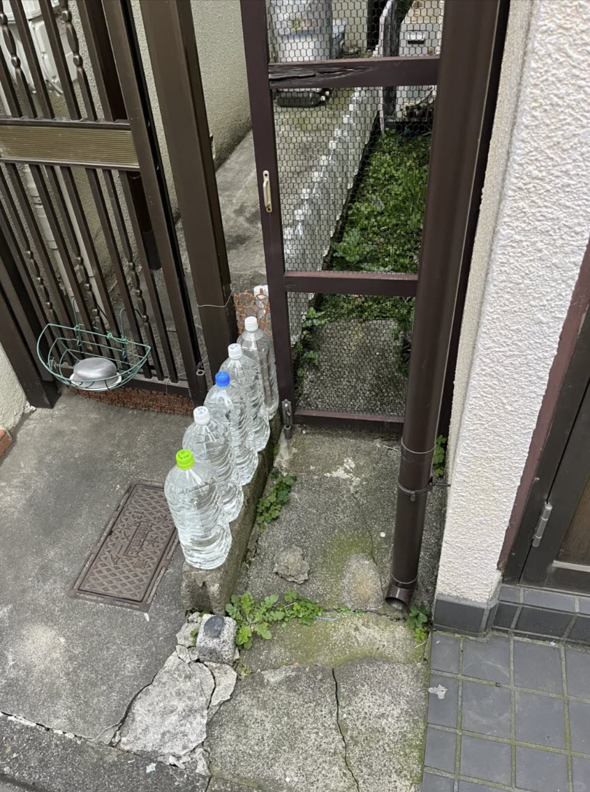  คนเอาน้ำใส่ขวดวางข้างรั้วบ้าน 