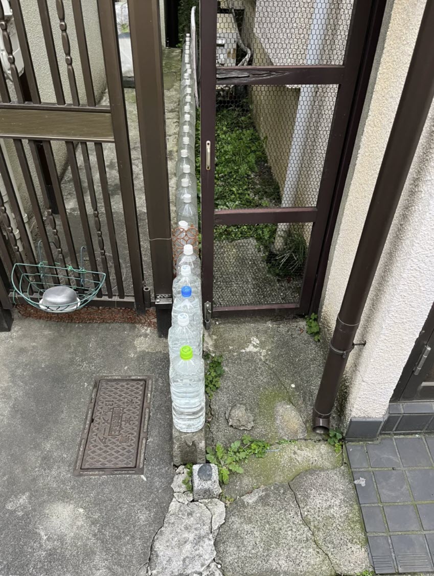  คนเอาน้ำใส่ขวดวางข้างรั้วบ้าน 