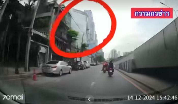  แท่งปูนคอนกรีต ร่วงใส่รถยนต์ 