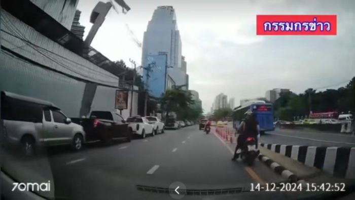  แท่งปูนคอนกรีต ร่วงใส่รถยนต์ 