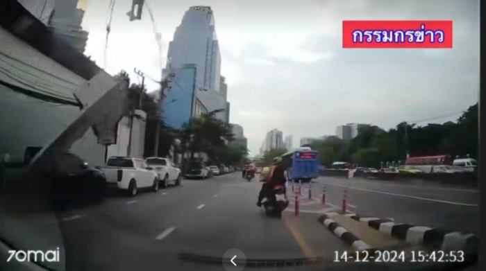  แท่งปูนคอนกรีต ร่วงใส่รถยนต์ 