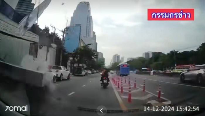  แท่งปูนคอนกรีต ร่วงใส่รถยนต์ 