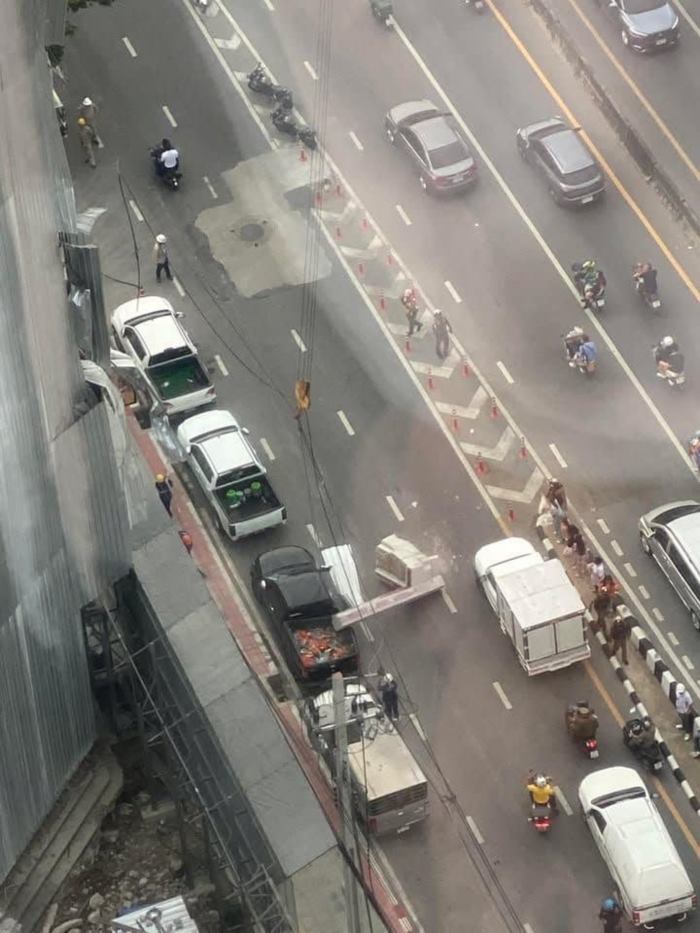  แท่งปูนคอนกรีต ร่วงใส่รถยนต์ 