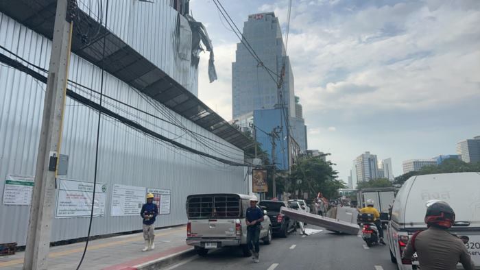  แท่งปูนคอนกรีต ร่วงใส่รถยนต์ 