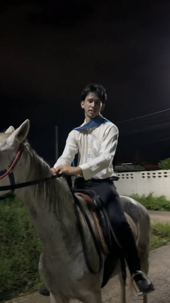 ขี่ม้าไปรับปริญญา