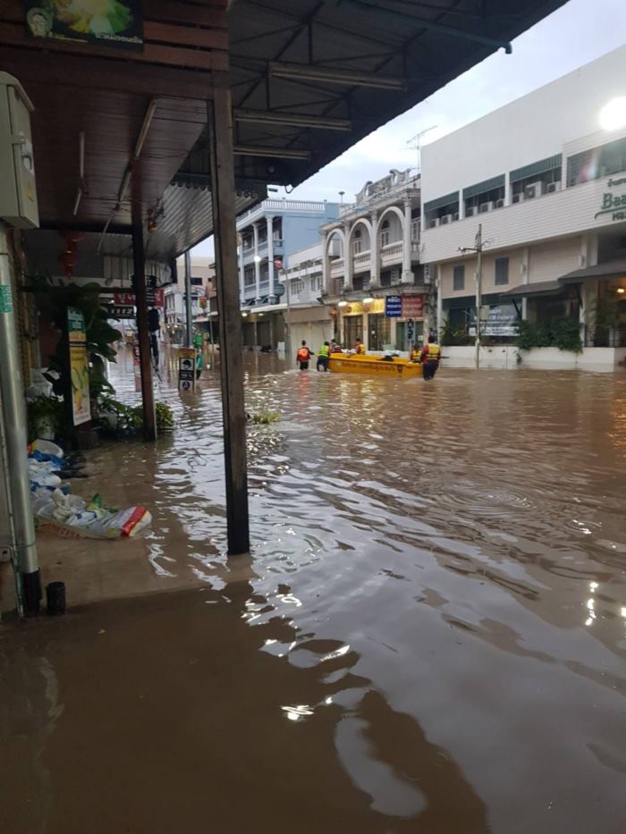 เจ้าหน้าที่และอาสาสมัคร ร่วมกันเข้าช่วยเหลือผู้ประสบอุทกภัย