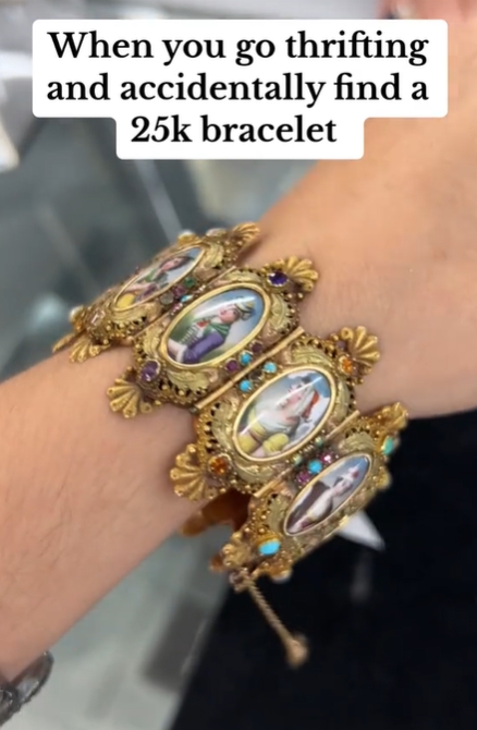  กำไลข้อมือแปลก 