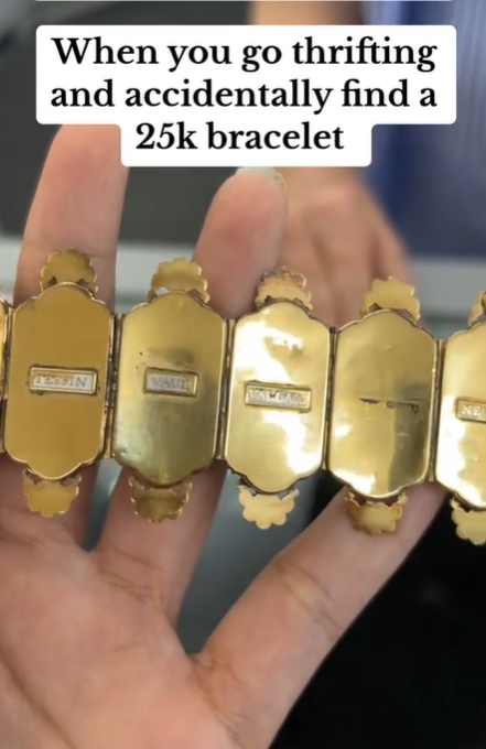  กำไลข้อมือแปลก 