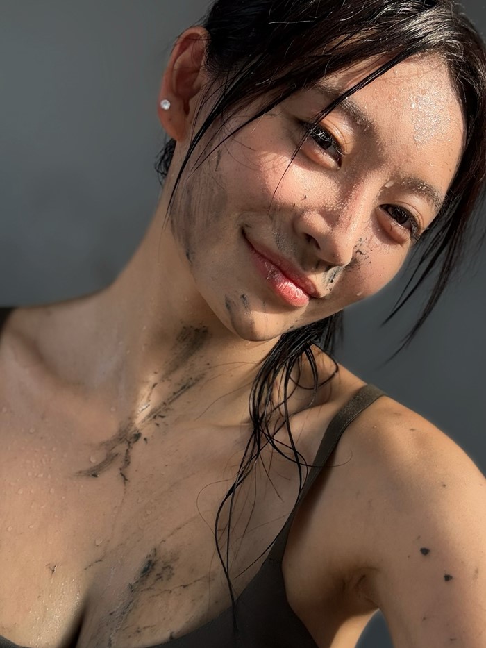 ดาราสาวลุยงานจิตอาสา ช่วยน้ำท่วม แต่ชุดทำคนหลุดโฟกัส งงถูกวิจารณ์แม้ทำดี