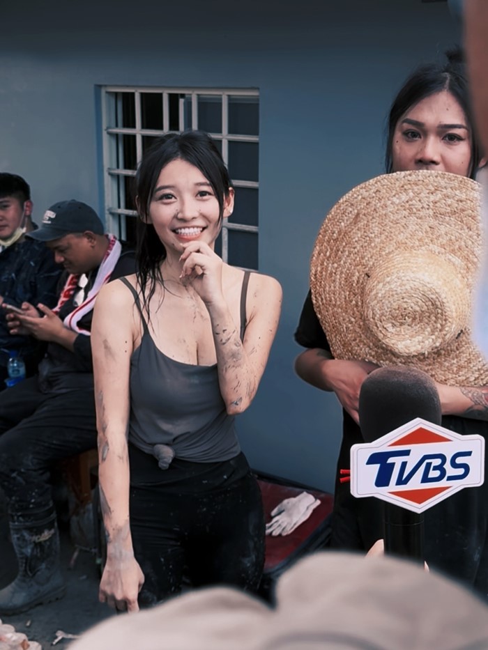 ดาราสาวลุยงานจิตอาสา ช่วยน้ำท่วม แต่ชุดทำคนหลุดโฟกัส งงถูกวิจารณ์แม้ทำดี