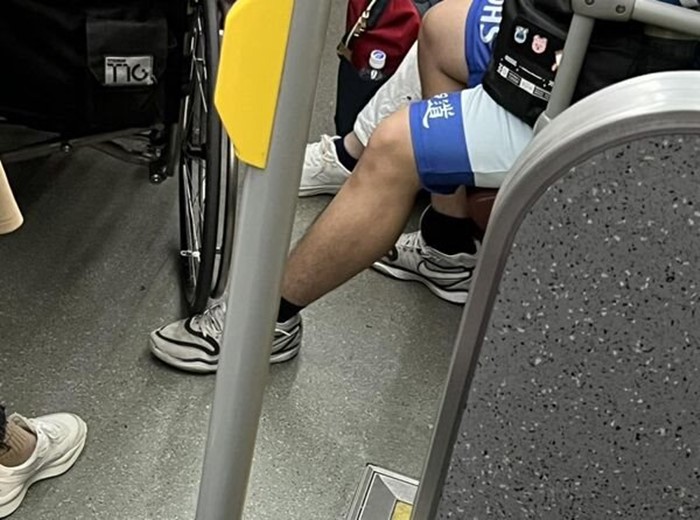 ภาพไวรัล ชายนั่งรถเข็นขึ้นรถเมล์ นักเรียนหนุ่มตั้งใจยื่นขาไปแบบนี้