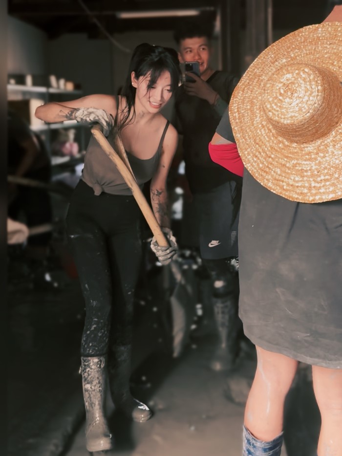 ดาราสาวลุยงานจิตอาสา ช่วยน้ำท่วม แต่ชุดทำคนหลุดโฟกัส งงถูกวิจารณ์แม้ทำดี