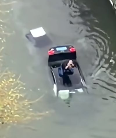 รถหรูตกน้ำ ฮีโร่กระโดดทุบหลังคา ช่วยชีวิตคนขับ