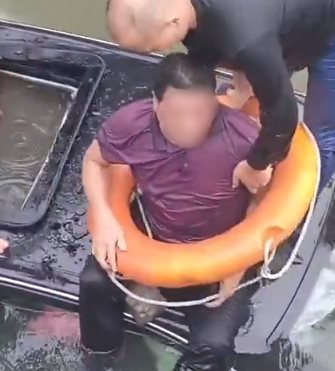 รถหรูตกน้ำ ฮีโร่กระโดดทุบหลังคา ช่วยชีวิตคนขับ