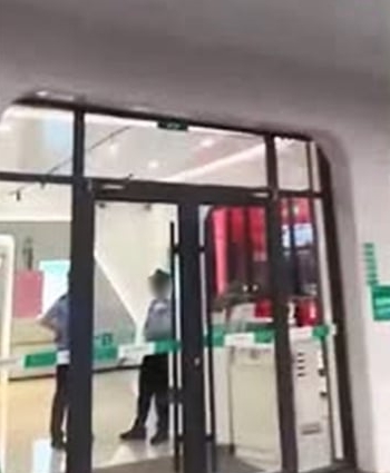 หญิงป่วยหนักสิ้นใจที่ธนาคาร