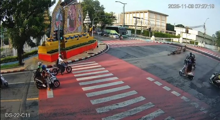 ฝ่าไฟแดง ชน ตร. สาหัส 