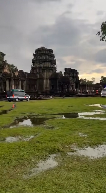 ฟ้าผ่าปราสาทนครวัด ดับ 3 ราย ฟ้าผ่าปราสาทนครวัด ดับ 3 ราย