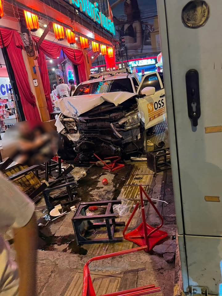  เมาแล้วขับฝ่าไฟแดง พุ่งใส่ร้านนม