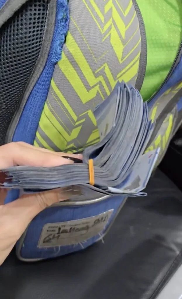  แม่เจอเงินในกระเป๋านักเรียนลูกชายวัย 13 ปี เงินสดเป็นฟ่อน