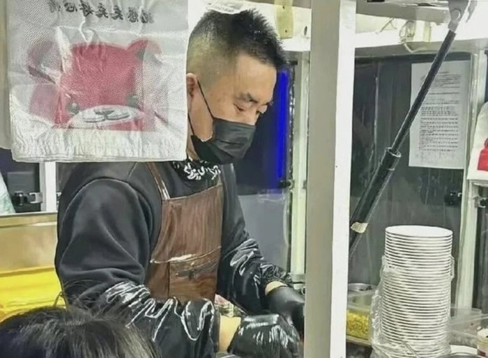 พ่อลาออก-เดินทาง 900 กม. มาขายข้าวข้างมหาวิทยาลัย หลังลูกสาวบ่นคำเดียว