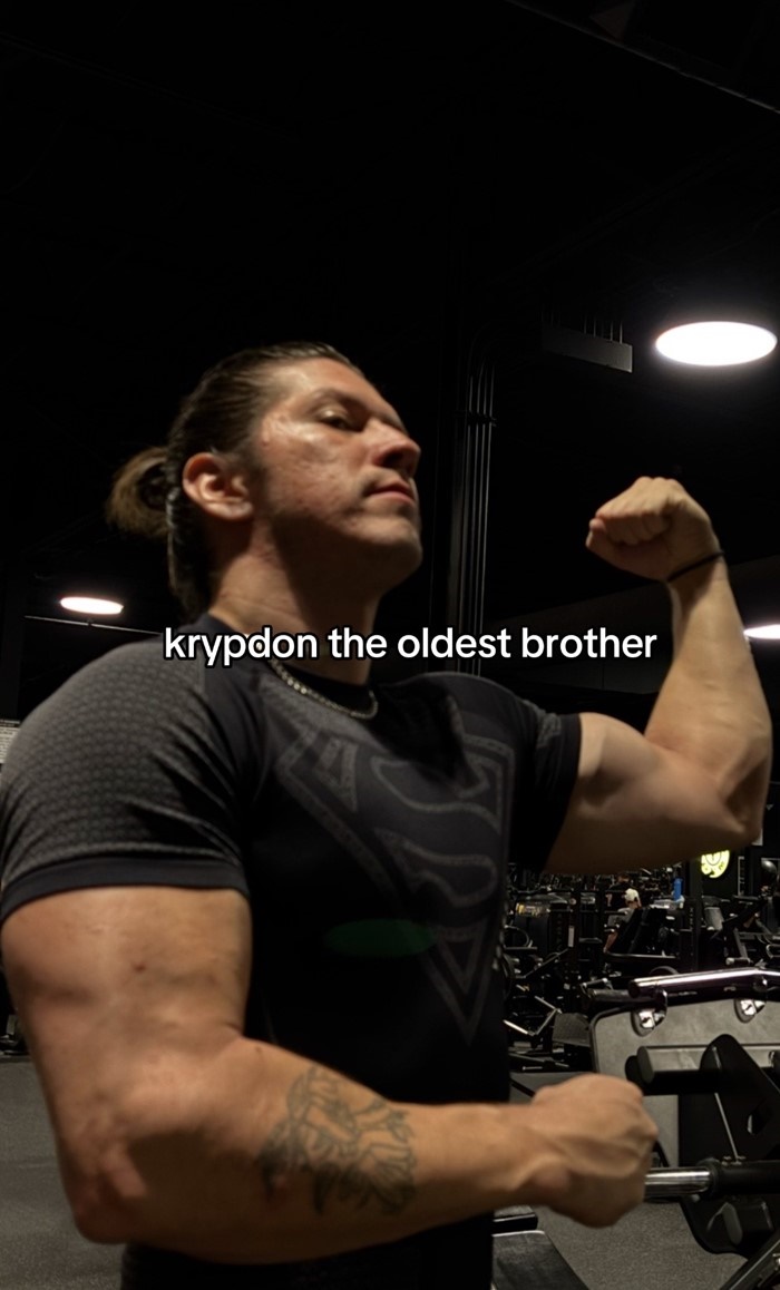 สาวโชว์หุ่นสุดแกร่ง แถมครอบครัวล่ำบึ้กทุกคน