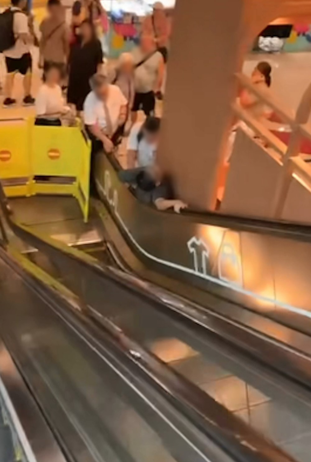 คนติดบันไดเลื่อน