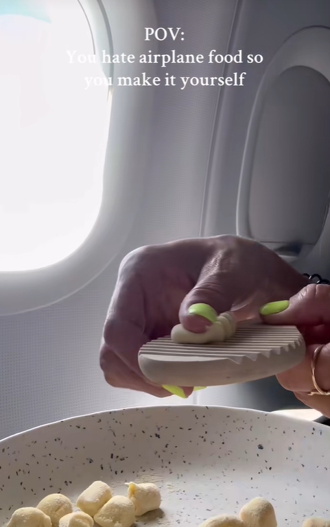 ทำแป้งพาสตาบนเครื่องบิน