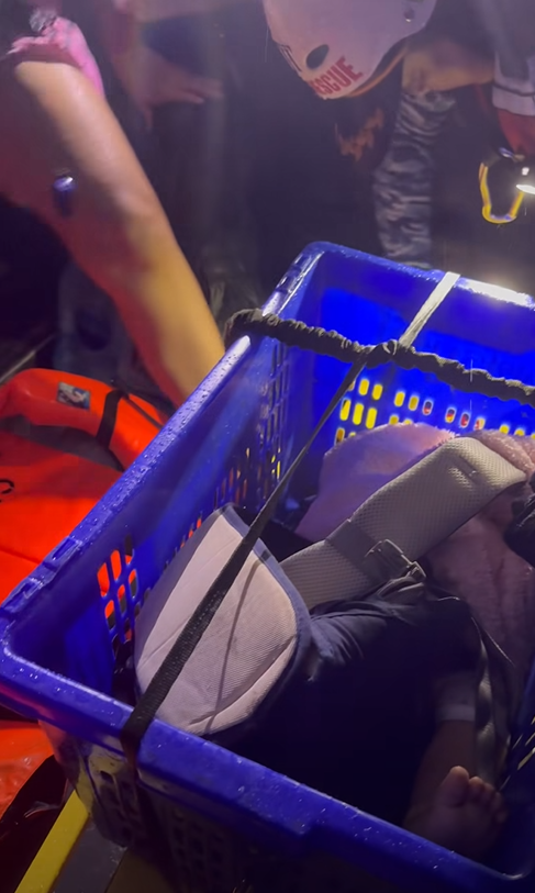 ติดน้ำท่วมหาดใหญ่ พ่ออุ้มลูก ชุดกู้ภัยรุดช่วยรับลงตะกร้า 