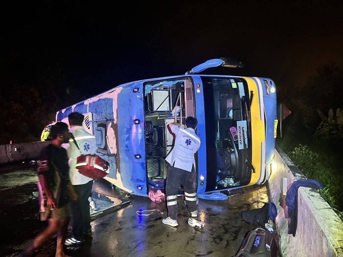 รถทัวร์พลิกคว่ำ