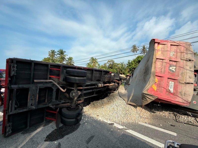 รถบรรทุกหิน ชนรถขนตำรวจ คร่า 9 นาย