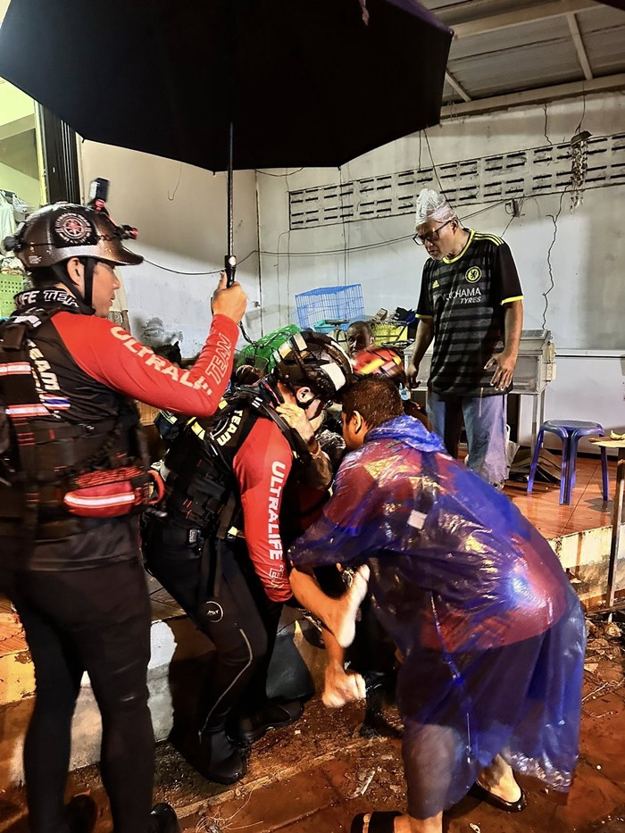 กู้ภัยฝ่าน้ำท่วมหาดใหญ่ ช่วยครอบครัว 5 ชีวิต เศร้าไปไม่ทัน 1 ชีวิต