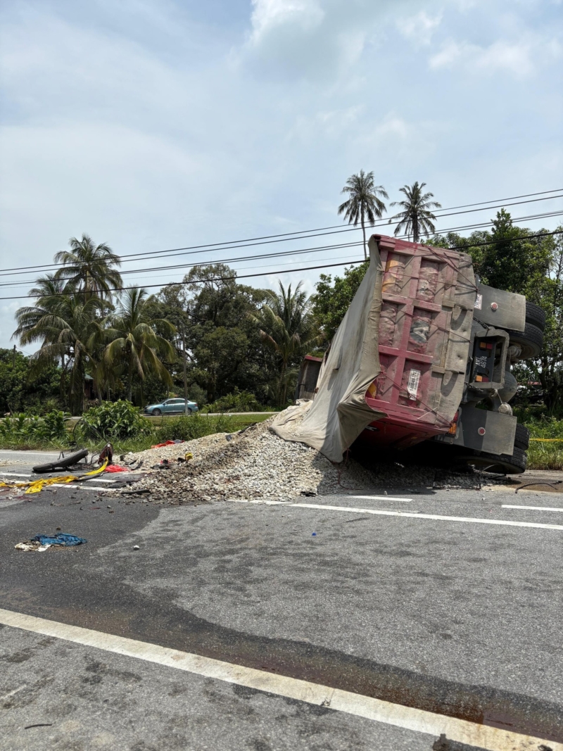 รถบรรทุกหิน ชนรถขนตำรวจ คร่า 9 นาย