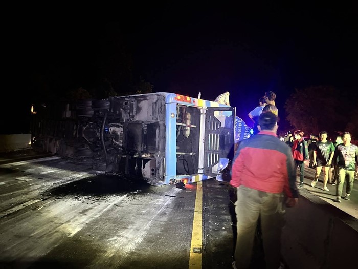 รถทัวร์พลิกคว่ำ