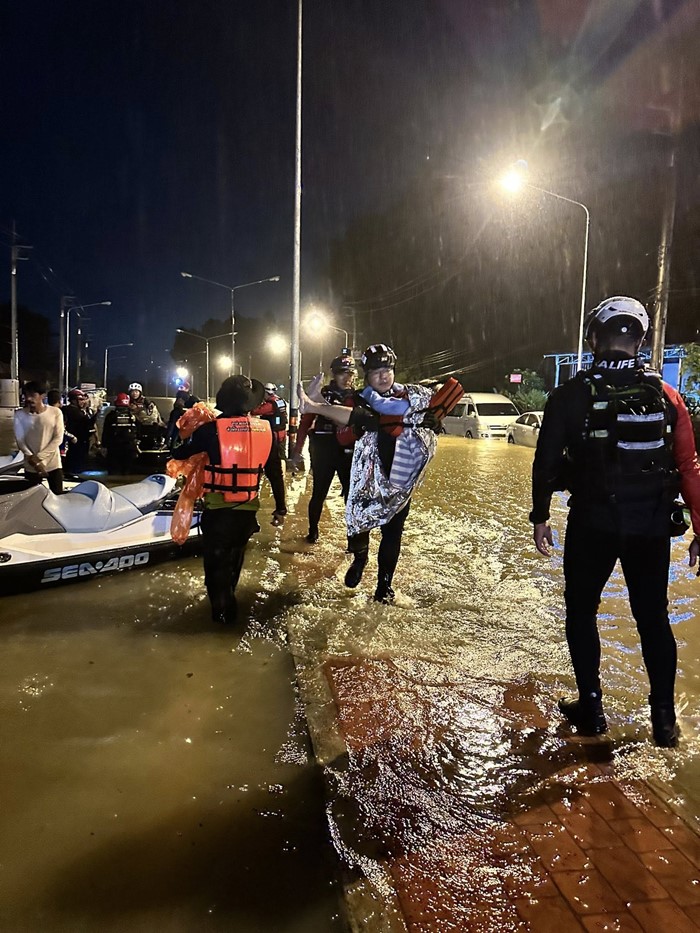 กู้ภัยฝ่าน้ำท่วมหาดใหญ่ ช่วยครอบครัว 5 ชีวิต เศร้าไปไม่ทัน 1 ชีวิต