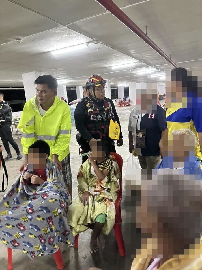 กู้ภัยฝ่าน้ำท่วมหาดใหญ่ ช่วยครอบครัว 5 ชีวิต เศร้าไปไม่ทัน 1 ชีวิต