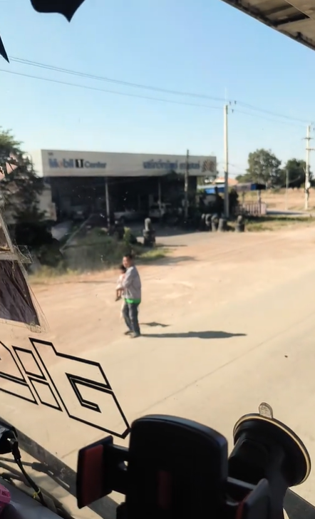 สิบล้อเบรกล้อลาก เจอเด็กเล็กโผล่กลางถนน