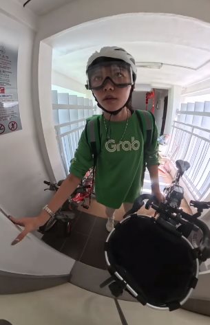 เว็บดีไซเนอร์สาวสวย รับจ๊อบส่งอาหาร