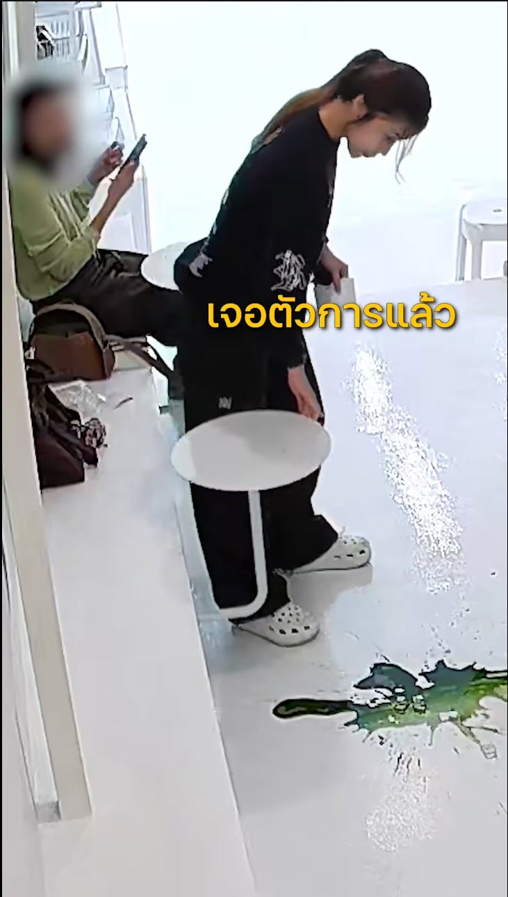 ไวรัล ลูกค้าซื้อเครื่องดื่มแก้วแพง ยังไม่ทันดื่มก็หก กลายเป็นผู้ประสบภัย    