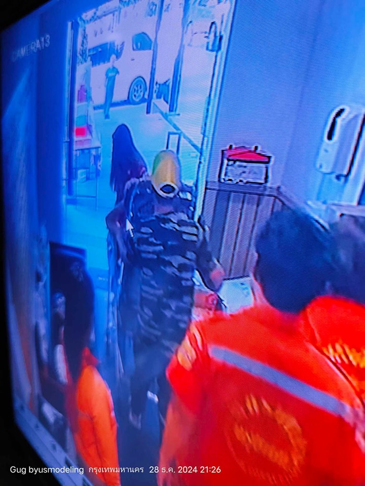 อาสาชุดแดง ตัดหน้าส่งเคสฉุกเฉิน ส่ง รพ.เอกชน